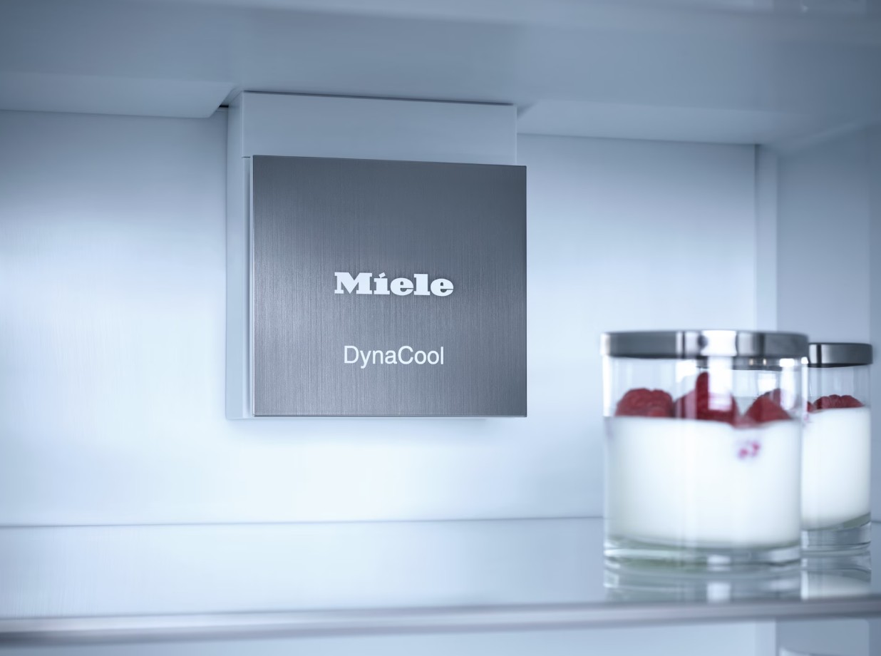 Встраиваемый холодильник Miele KFN 7734 C