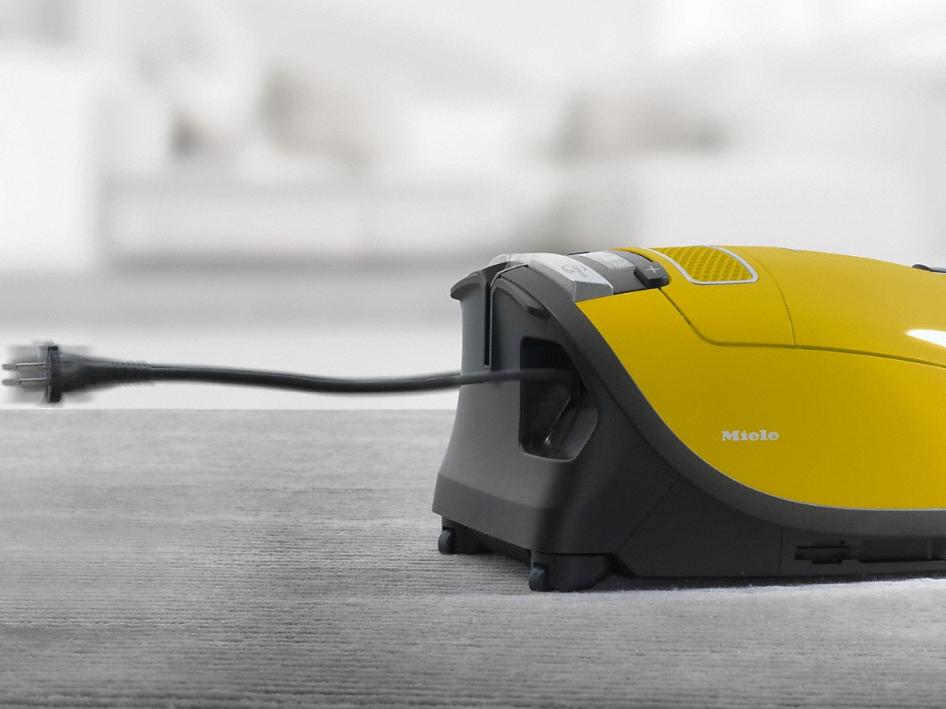 Пылесос Miele SGFA 3 Complete C3 HEPA жёлтый карри