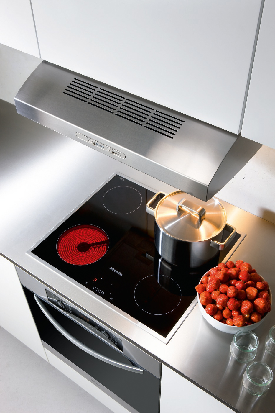 Стеклокерамическая варочная панель Miele KM5600