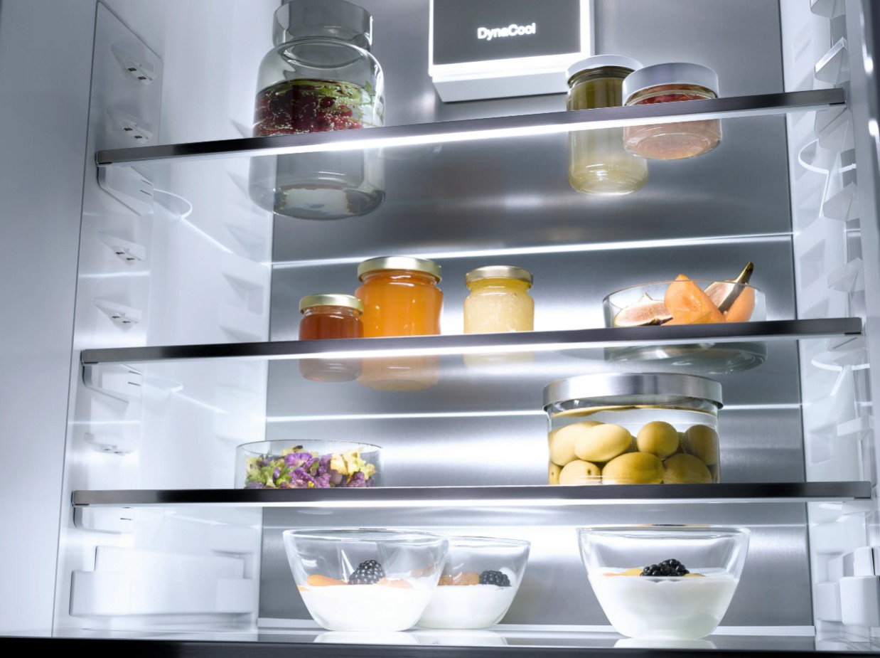 Встраиваемый холодильник Miele KFN 7785 C