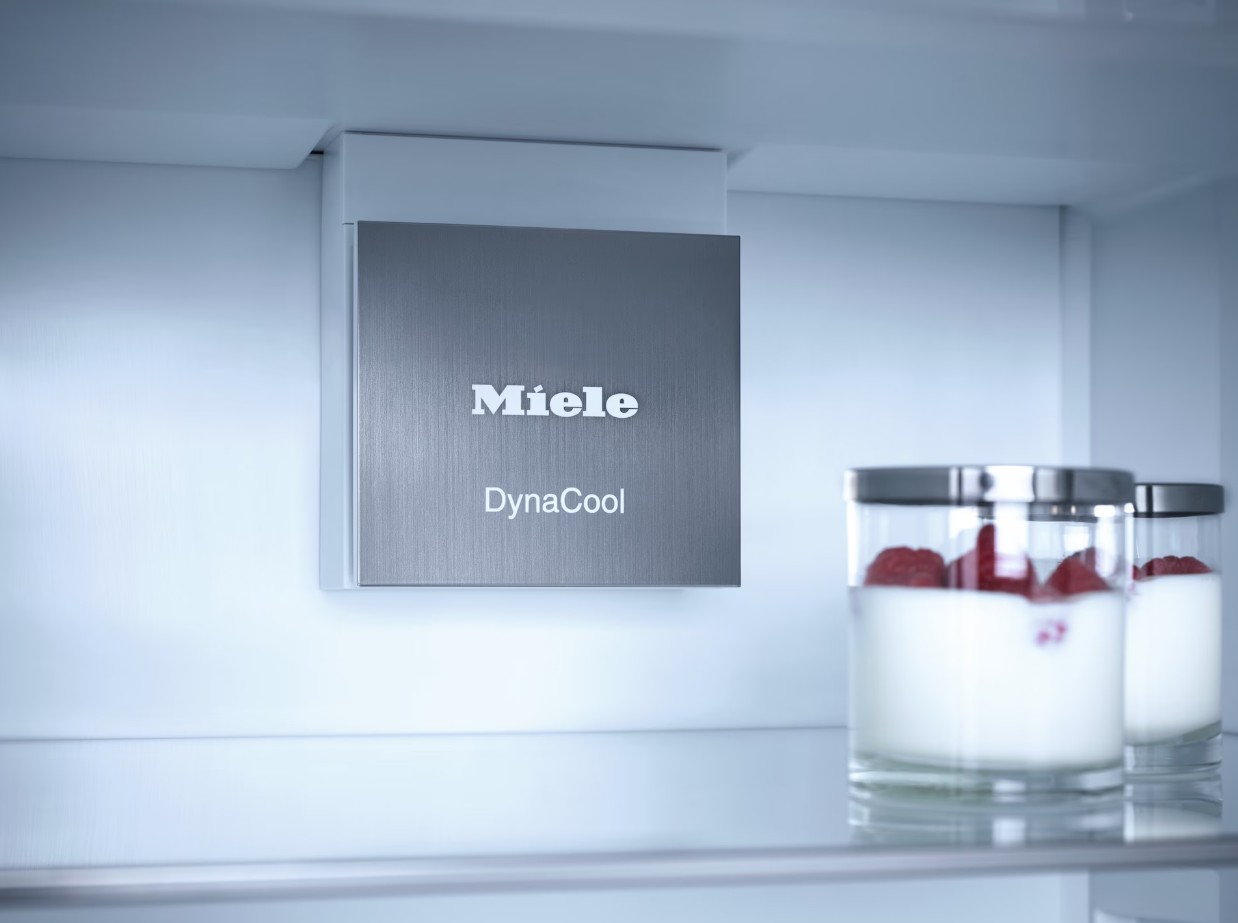 Встраиваемый холодильник Miele K 7747 C