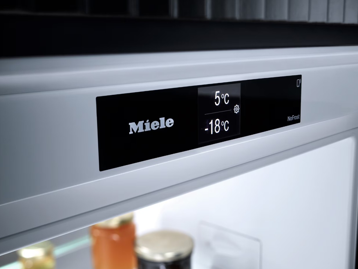 Встраиваемый холодильник Miele KFN 7785 C