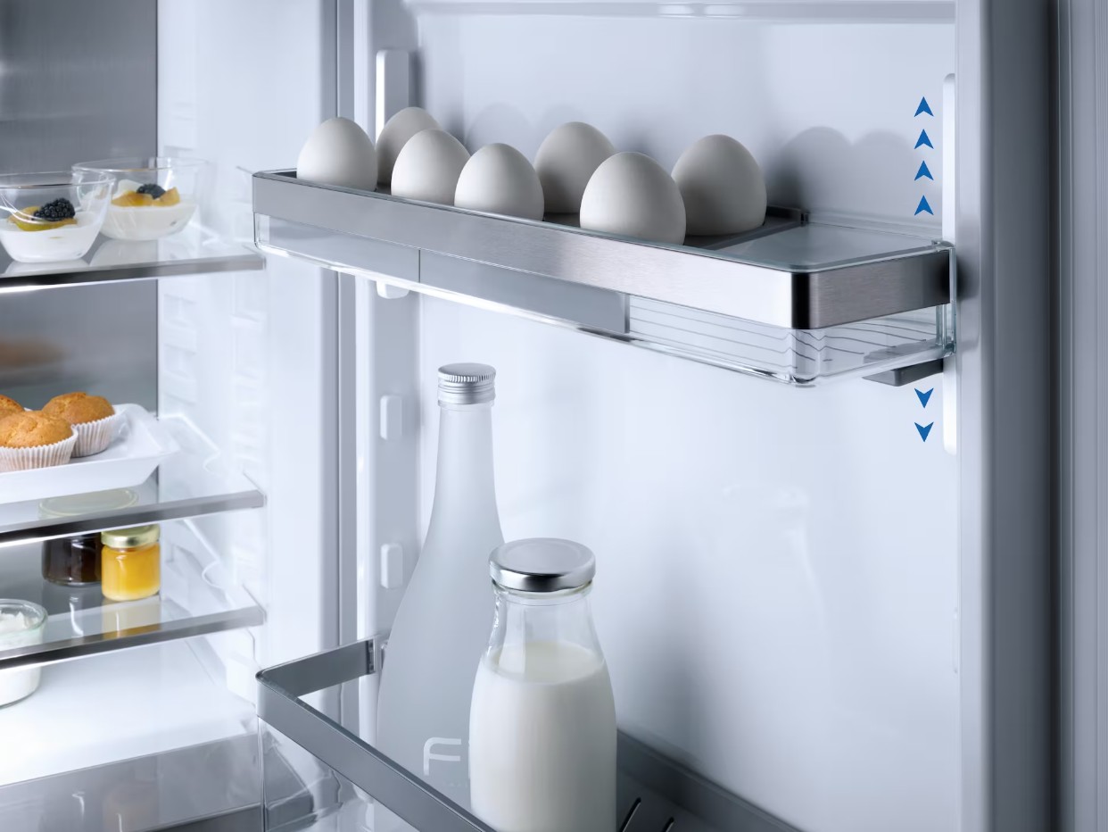Встраиваемый холодильник Miele KFN 7774 D с дефектом на корпусе