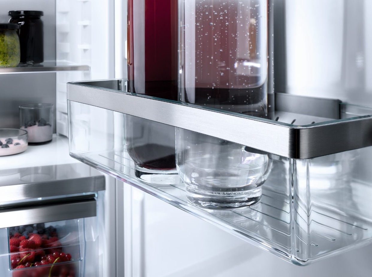 Встраиваемый холодильник Miele KFN 7774 D с дефектом на корпусе