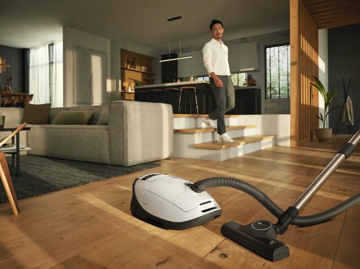 Пылесос Miele SGDA3 Complete C3 125 Edition белый лотос