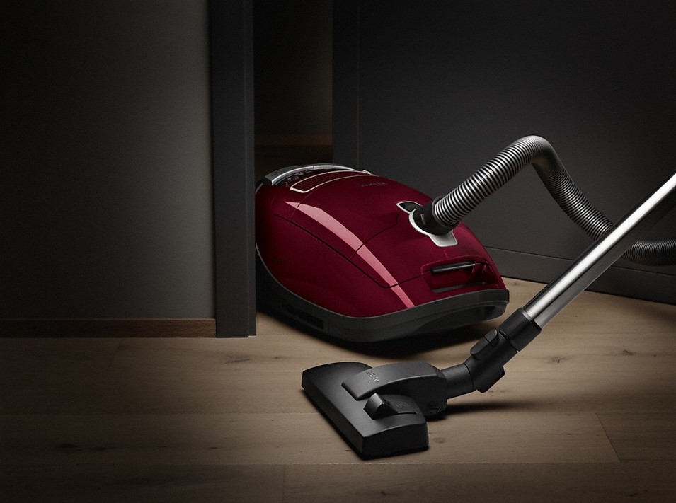 Пылесос Miele SGDA3 Complete C3 ежевичный красный