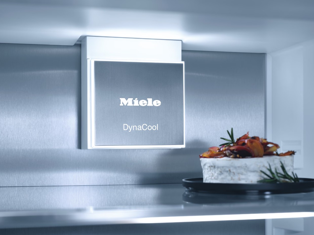 Встраиваемый холодильник Miele KFN 7774 C