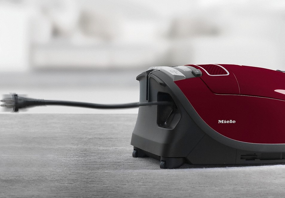 Пылесос Miele SGDA3 Complete C3 ежевичный красный