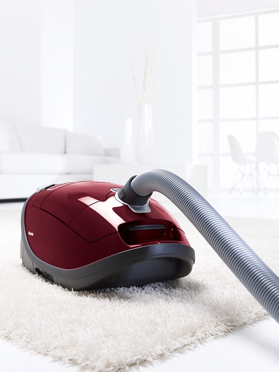 Пылесос Miele SGEA0 Complete C3 Cat&Dog ежевичный красный