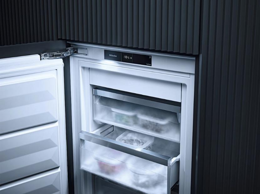 Встраиваемый морозильник Miele FNS 7770 E