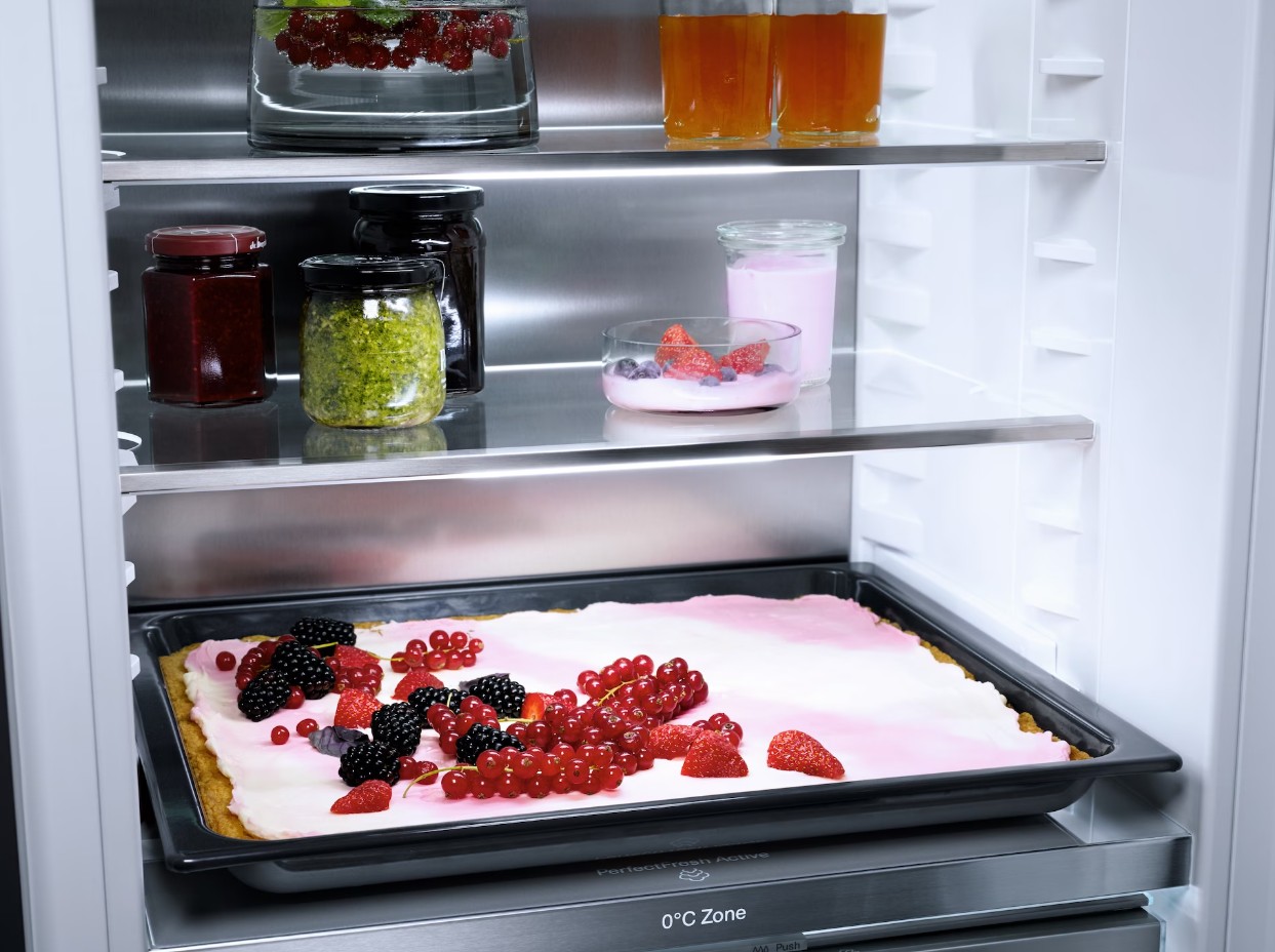 Встраиваемый холодильник Miele KFN 7774 D с дефектом на корпусе