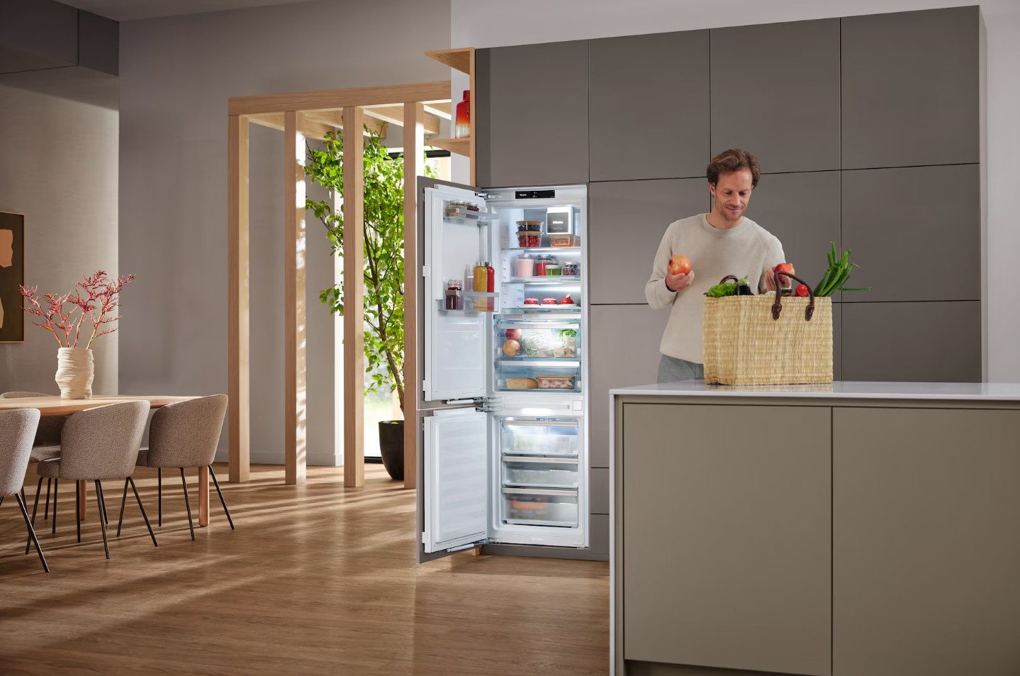 Встраиваемый холодильник Miele KFN 7795 C